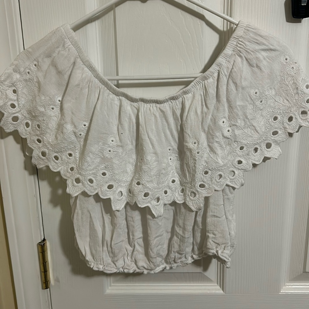 🦋 Simple White Embroidered Crop Top 5/25$